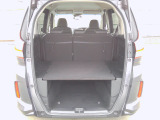 大容量のカーゴスペースは仕切り板があって、上下2段に荷物を収納することができます♪