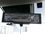 インテリジェントルームミラー、後方がカメラの映像で見れるので視界くっきり、車内に障害物があっても関係ありません。普通のバックミラーとも切りかえが出来ます。