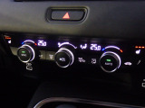 オートエアコンは左右席で独立温度コントロールが可能です。運転席はキンキンに冷やして助手席はマイルドにと言った設定が可能です☆暑さ寒さでケンカすることもなくなりますね♪