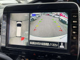 車を真上から見ているように、周囲の状況を把握しながら安心して駐車が行えるアラウンドビューモニター装備!