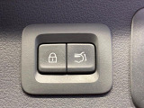 【パワーバックドア】スマートキーや運転席のボタンを押すだけでリアゲートが自動で開閉します!荷物を持っている時や、高い位置にあるバックドアを閉める際に便利な機能です♪