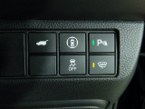パーキングセンサーや横滑りを防ぐVSA等のスイッチ類は運転席の右側、手の届きやすい位置にあります。