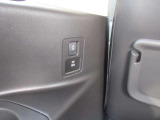 後席にも助手席側電動オートスライドドアのスイッチがあるので後席の乗り降りもスムーズに行えとても便利ですね!