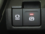 電動パーキングブレーキ&オートブレーキホールド機能付。「HOLD」スイッチを押しシステムONの状態にしておくことで信号待ちでブレーキを踏んで停車時ブレーキペダルから足を離してもブレーキを保持。楽です。
