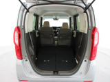 リヤシートを畳むと荷室がさらに広くなります。