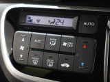 フルオートエアコンが装備されています!お好みの温度設定をするだけでエアコンの風量やモードの切り替えを自動でコントロールしてくれます!ユーザーの操作が少なく燃費走行にもつながります!