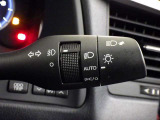【オートライト】車外の明るさに応じて、自動的にライトの点灯・消灯をしてくれます。