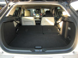 後部座席を倒せばたくさんの荷物を積めるフラットなラゲッジスペースになります。