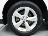 純正アルミホイール。デザインが素敵ですね。お車全体のイメージ変わりますね。ホイールの重量やタイヤの放熱性など性能面に大きく関わる部分ですよね。