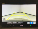 【バックカメラ】運転が苦手な方も車庫入れラクラクです!ギアをリバースに入れれば自動的に切り換わりますので、面倒な操作は不要です♪狭い駐車場もお車を傷つけず安心ですね!