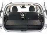後席を倒すと広いラゲージスペースになります。