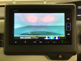 ギヤをR(バック)に入れるとナビの画面に後ろの映像が映るリアカメラ付です。後退時、コンディションが悪い視界でもカラーバックモニターがドライバーをサポートします。