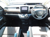 運転席・助手席・インパネ周りになります。運転席と助手席から後部座席へも移動ができるウォークスルー仕様です。