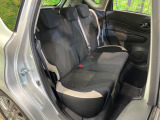 後部座席も気になるようなキズ・汚れやへたり等、大きなダメージはなく、良好な状態です。
