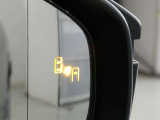 ブラインドスポットモニター装備。隣車線を走る車両を検知。ドアミラーでは確認しにくい後、側方エリアに存在する車両や急接近してくる車両も検知しドアミラーに搭載されたLEDインジケーターが点灯します。