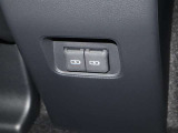 【充電用USB端子】スマートフォンなどを充電できるUSB端子(2.1A)を後席の方も使い易い様にセンターコンソールの後ろにも装備されています♪