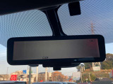スマートルームミラーも付いています。後方ピラーや荷物、後席に同乗している方や曇りなど視界が遮られた場合でも後方カメラからの映像で安全確認をすることができます。