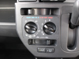マニュアルエアコンのお車です!直感的な操作で車内の温度を調節することができます!
