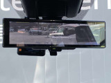 後席の人や荷物などで後方の視界が遮られてもインテリジェントルームミラーで後方カメラの映像が映りますので後方確認が良好です。