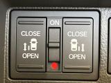 【両側パワースライドドア】スマートキーや運転席のスイッチで後席両側スライドドアの開閉が可能♪電動だから力を入れてドアを開ける必要が無く、小さなお子様でも簡単に開け閉めでき快適です♪