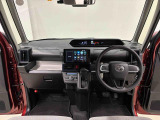 360&deg;UV&IRカット機能ガラス採用。見易い計器類と運転し易いレイアウトのドライビングポジションは、極細Aピラーの採用で視角も少なく前方&左右の見切りが良く安心して運転できます。