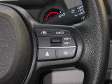 Hondaセンシングの機能のひとつ、アダプティブクルーズコントロール付!アクセルから足を離しても設定したスピードと前車との車間を保ち走行してくれます!車線維持もアシスト☆高速道路で疲労軽減ですね☆