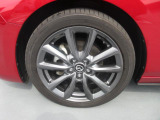 18インチ純正アルミホイールを装備。タイヤサイズは215/45R18となります。