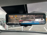 【スマートルームミラー】車両後方のカメラ映像をミラー面に映し出します。車内の状況や天候などに影響されずいつでもクリアな後方の視界が得られます♪