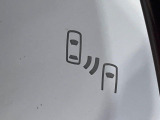 【ブラインドスポットモニター】走行中、ドアミラーの死角になりやすい箇所に後続車が接近するとサイドミラーのレンズに警告を表示!ドライバーに注意喚起をしてくれます。