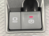 【電動パーキングブレーキ】パーキングブレーキは便利な電動式!ボタン一つで操作でき、アクセルを踏めば自動で解除されます♪レバーやペダルが無いので運転席廻りもすっきりしますね♪