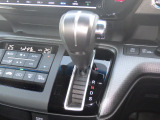 インパネシフトだから視線の移動も少なく足元もスッキリ♪運転席もゆったりしているのでゆとりを持ってドライブできますね!