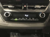 【オートエアコン】一度お好みの温度に設定すれば、車内の温度を検知し風量や温度を自動で調整。暑い&hellip;寒い&hellip;と何度もスイッチ操作をする必要はありません。快適な車内空間には必須の機能ですね♪