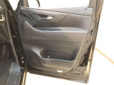 運転席前面ドア部分です♪