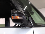 【ウインカーミラー】方向指示器をミラーのランプに点灯。対向車への視認性を高め、安心安全な方向転換をサポートします♪