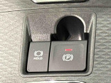 指先だけで簡単に操作が可能な電動パーキングブレーキを採用。「HOLD」スイッチを押すと、渋滞や信号待ちなどでブレーキペダルから足を離しても、ブレーキを保持するので安心です