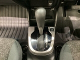 CVT車のセレクトレバーです。低速から高速まで、変速ショックのないスムーズな走りを実現するとともに、エンジン効率のよい領域を維持することで燃費にも貢献します。