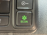 ワンタッチで省燃費走行をサポートするECONスイッチを装備。