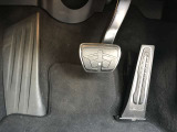 【ペダル】BMWはオルガン式アクセルペダルを採用しています。踏み込む足とペダルが同じ軌跡を描くため、かかとがずれにくく、アクセルコントロールがよりしやすくなるメリットがあります。