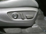 パワーシート搭載。微妙な調整が手軽にでき、最適なポジションで運転することが可能です。