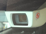 【アイサイトVer2】前方の車両等を検知し、衝突しそうな時は警報で注意を促し、ブレーキを踏む力をサポート。ブレーキを踏めなかった場合は衝突被害軽減ブレーキが作動、衝突回避をサポートします。