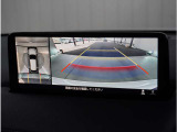 【360&deg;ビュー・モニター】専用カメラにより上から見下ろしたような視点で360度クルマの周囲を確認することができます。駐車が苦手な方でも縦列駐車や幅寄せ時に活躍してくれます。