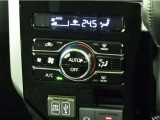 オートエアコンを装備しておりますので、四季を通じて車内を快適な温度に保つことが出来ます!高級感が有りますね!