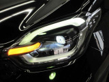 LEDヘッドライトです。デザイン性がよくとても明るいので、夜間の走行や悪天候でも安心です。しかも長寿命!