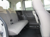 2列目も足元が広々しています。足元が狭い車は乗っていても疲れますよね・・・これだけ広ければ後部座席の方も大満足!皆様で楽しいドライブを!