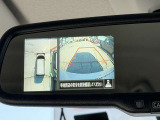 アラウンドビューモニターの映像はルームミラーに内蔵のモニターでも確認できます。