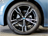 BMWの純正アロイホイールは軽量かつ強度にも優れているホイールで走行性能を引き上げる設計になっております。足元にもBMWは妥協がなくこだわっている個所になります。