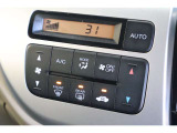 フルオートエアコンが装備されています!お好みの温度設定をするだけでエアコンの風量やモードの切り替えを自動でコントロールしてくれます!ユーザーの操作が少なく燃費走行にもつながります!