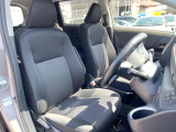 運転席まわりには十分なスペースがあり、大柄な方でもゆったり運転していただける環境です。
