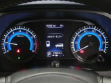 各操作スイッチは使いやすい位置に配置され、とっても見やすいメーターです。夜間時はラグジュアリーな気分にさせてくれる照明が魅力ですので、夜のドライブも楽しみになりますよ♪