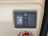 左側電動スライドドアは運転席からでも操作ができるように、ハンドル付近に開閉の操作スイッチが付いています。